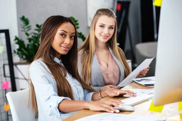 Retrato Belas Mulheres Negócios Multiculturais Jovens Local Trabalho Escritório — Fotografia de Stock