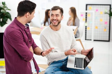 İşyeri ve ofis çok kültürlü iş kadınları, genç İşadamlarından seçici odak
