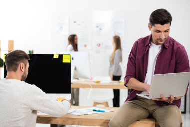 İşyeri ve ofis çok kültürlü iş kadınları, genç İşadamlarından seçici odak