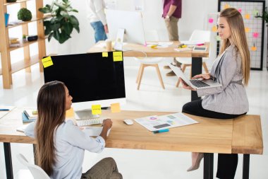 İşyeri ve ofis arkasında meslektaşları çok ırklı iş kadınları seçici odak