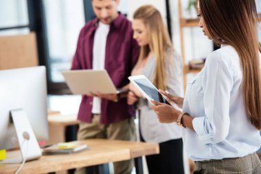 Genç Afro-Amerikan işkadını tablet kullanma office seçici odak