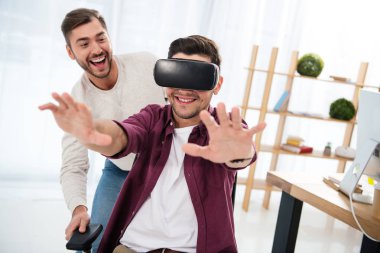 vr kulaklık Office tarafından meslektaşı ile neşeli işadamı