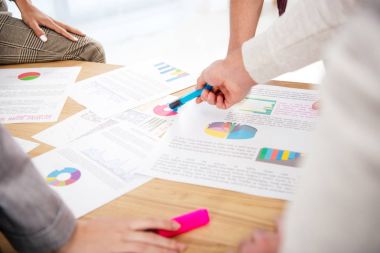 İşyeri ofis yeni pazarlama projesinin tartışırken çok ırklı iş meslektaşlarının kırpılmış atış