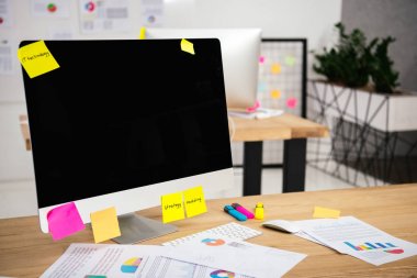 çalışma alanı boş bilgisayar ekranı, yapışkan notlar ve Office belgeleri ile görünümünü kapat