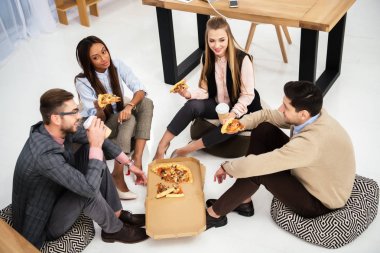 ofiste pizza yemek çok ırklı iş adamları yüksek açılı görünüş