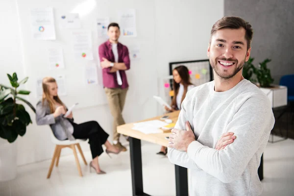 Enfoque Selectivo Del Gerente Marketing Sonriente Mirando Cámara Con Colegas — Foto de Stock