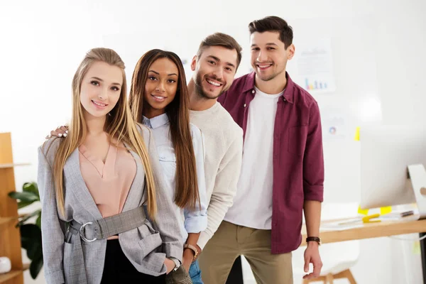 Portrait Jeunes Hommes Affaires Multiraciaux Souriants Regardant Caméra Bureau — Photo