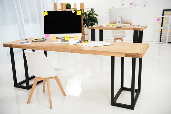 Vista Ravvicinata Del Posto Lavoro Con Schermo Del Computer Vuoto — Foto Stock