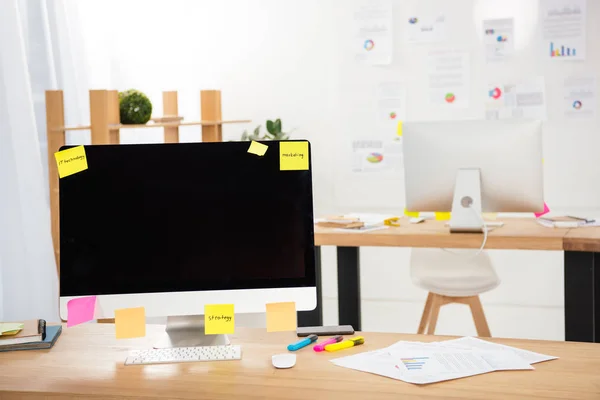 Vista Cerca Del Lugar Trabajo Con Pantalla Computadora Blanco Notas — Foto de Stock