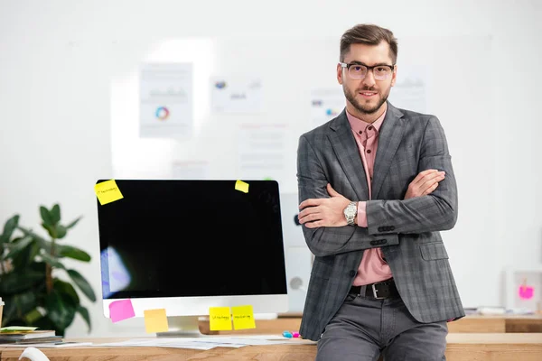 ビジネスマンのスーツと眼鏡のオフィスで空白のコンピューター画面で職場に立っての肖像画 — ストック写真
