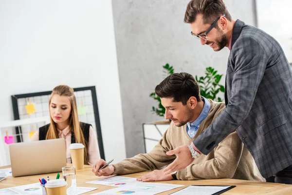 Jonge Zakenlui Werkplek Tijdens Zakelijke Bijeenkomst Kantoor — Stockfoto