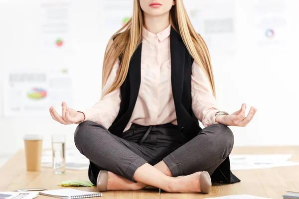 Cropped Shot Businesswoman Meditating Lotus Position Table Office — Free Stock Photo