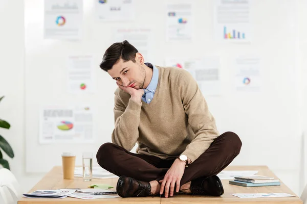 Jovem Empresário Entediado Sentado Mesa Escritório — Fotografia de Stock