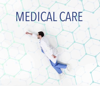 tıbbi bakım yazıt ile süper kahraman gibi uçan doktor yaratıcı kolaj