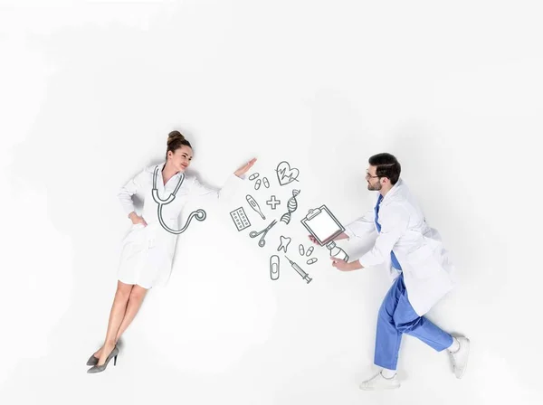 Colagem Criativa Médicos Masculinos Femininos Com Vários Sinais Médicos Desenhados — Fotografia de Stock