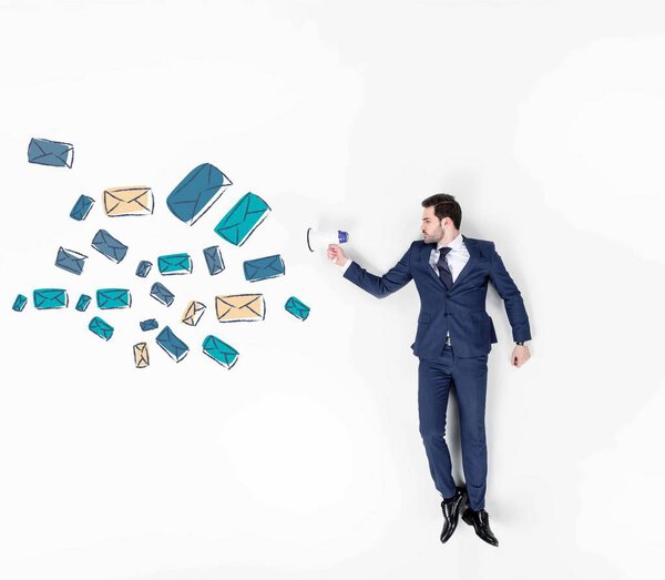 творческий коллаж молодого бизнесмена с громкоговорителем и летающими почтовыми вывесками
