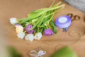Detailní pohled krásné nabídky tulipány, lana, stuha a nůžky na papír řemesla