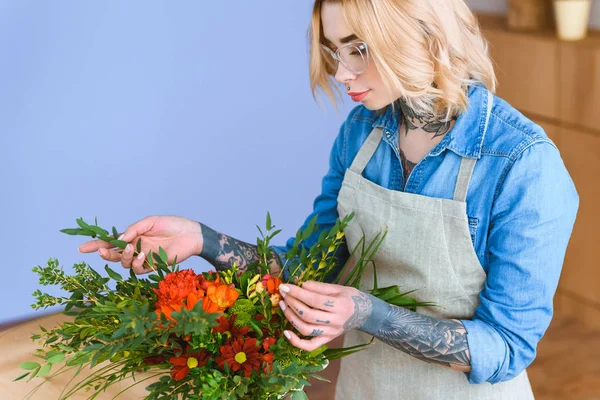 Florist Muda Yang Cantik Dalam Kacamata Mengatur Karangan Bunga — Stok Foto