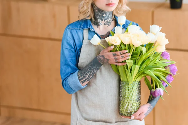 Cropped Shot Young Woman Apron Holding Vase Tulips Flower Shop — Free Stock Photo