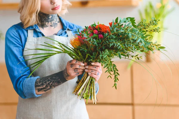 Bijgesneden Schot Van Getatoeëerd Jongedame Schort Mooi Boeket Houden Bloemenwinkel — Gratis stockfoto