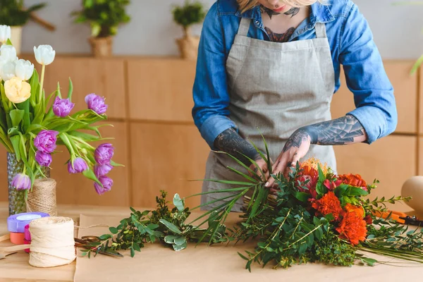 Corte Tiro Jovem Florista Avental Trabalhando Com Flores — Fotos gratuitas