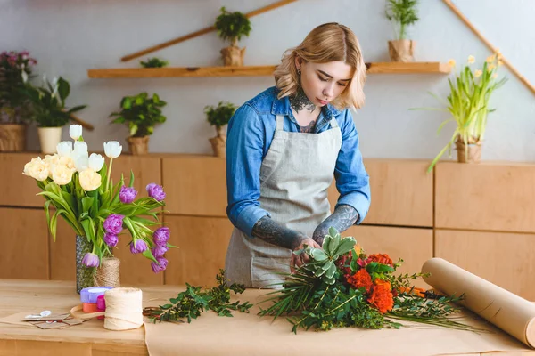 Attractive Young Florist Arranging Flowers Flower Shop — Free Stock Photo