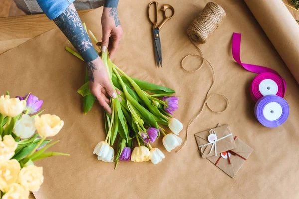 Cropped Shot Girl Tattooed Hands Arranging Tulip Flowers Craft Paper — Free Stock Photo