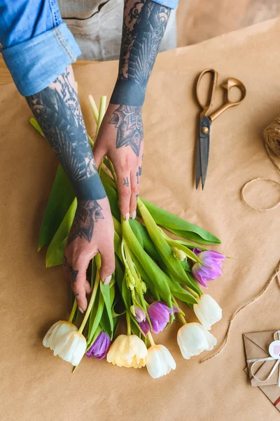 Împușcat Florar Tatuaje Aranjând Lalele Frumoase Locul Muncă — Fotografie, imagine de stoc