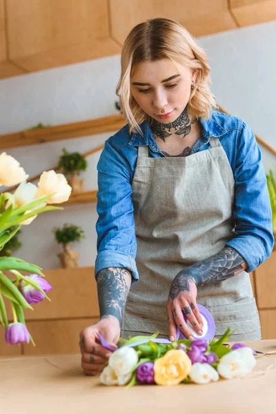Beautiful Young Florist Arranging Tulip Flowers Workplace — Free Stock Photo