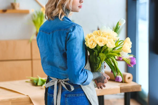 Visão Traseira Jovem Florista Segurando Belas Tulipas Vaso — Fotografia de Stock