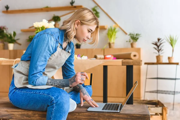 Zijaanzicht Van Jonge Bloemist Creditcard Bedrijf Met Behulp Van Laptop — Stockfoto