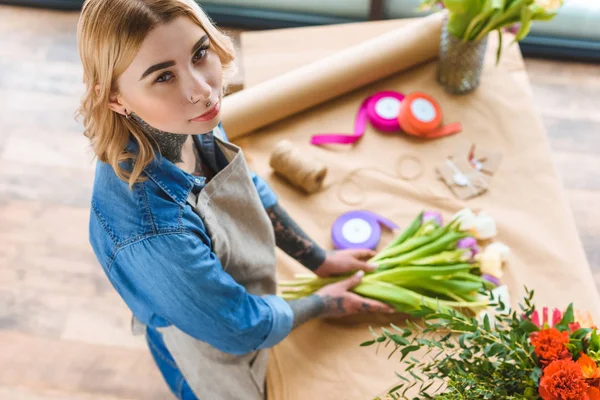 Hoge Hoekmening Van Jonge Bloemist Werken Met Bloemen Camera Kijken — Gratis stockfoto