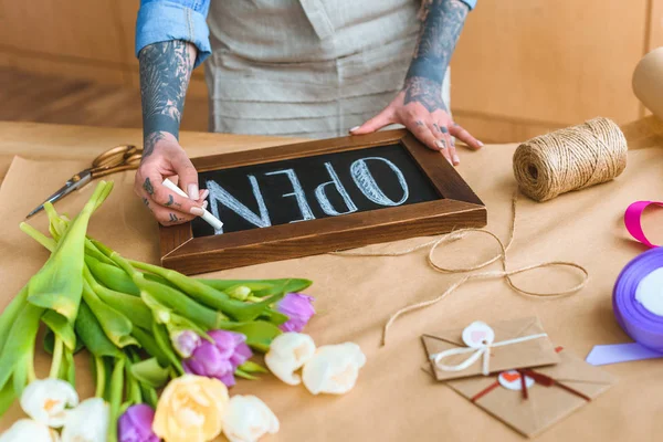 Cropped Shot Young Tattooed Florist Writing Word Open Board Workplace — Free Stock Photo