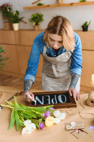 Ung Blomsterhandler Forkle Som Skriver Ord Som Åpent Bord Blomsterbutikken – stockfoto