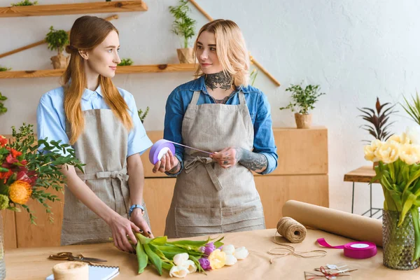 Hermosas Floristas Jóvenes Trabajando Juntos Sonriendo Unos Otros Florería — Foto de Stock