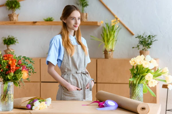 Florista Joven Sonriente Delantal Mirando Hacia Otro Lado Tienda Flores — Foto de Stock