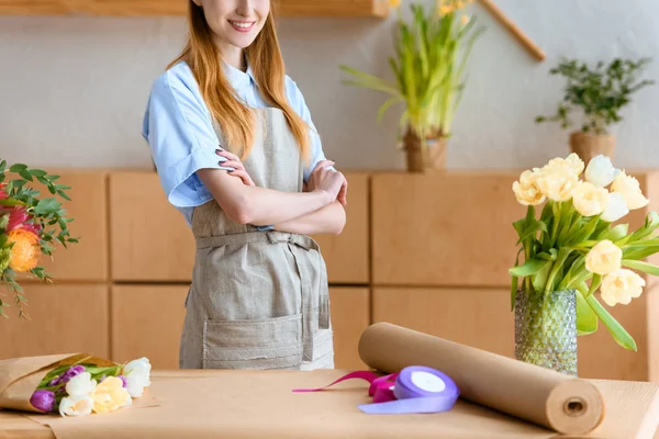 Cropped Shot Smiling Young Florist Standing Crossed Arms Flower Shop — Free Stock Photo