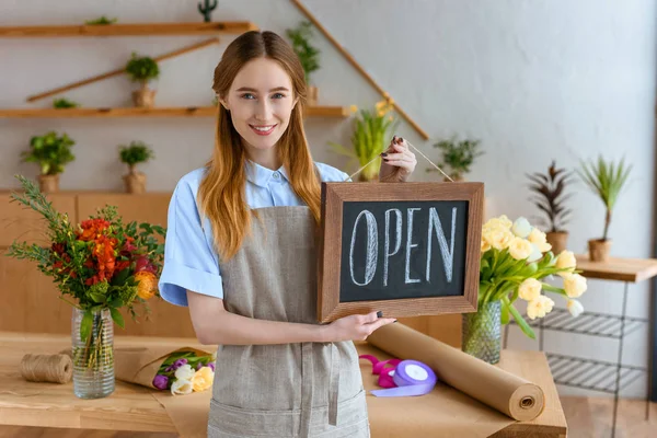 Mooie Jonge Bloemist Holding Teken Open Lachend Camera Bloemenwinkel — Stockfoto