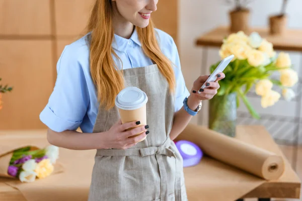 Cropped Shot Smiling Young Florist Holding Paper Cup Using Smartphone — Free Stock Photo