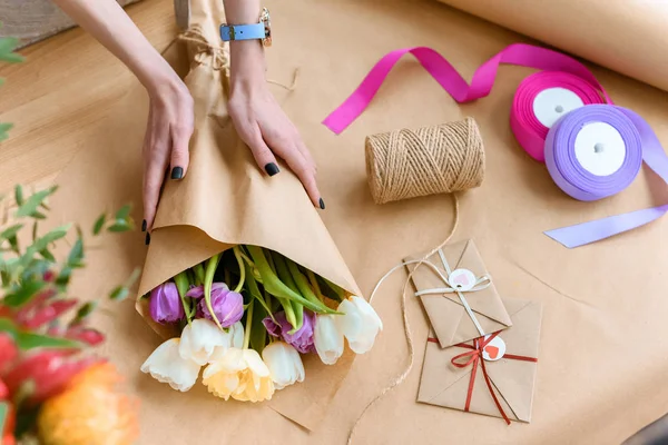 Cropped Shot Young Female Florist Arranging Beautiful Bouquet Tulips — Stock Photo, Image