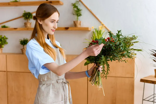 Beautiful Smiling Young Female Florist Apron Holding Bouquet Flowers — Stock Photo, Image