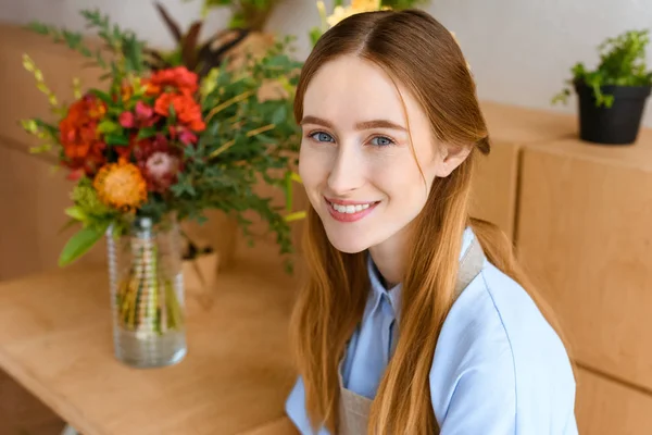 Portrait Beautiful Young Female Florist Smiling Camera Flower Shop — Stock Photo, Image