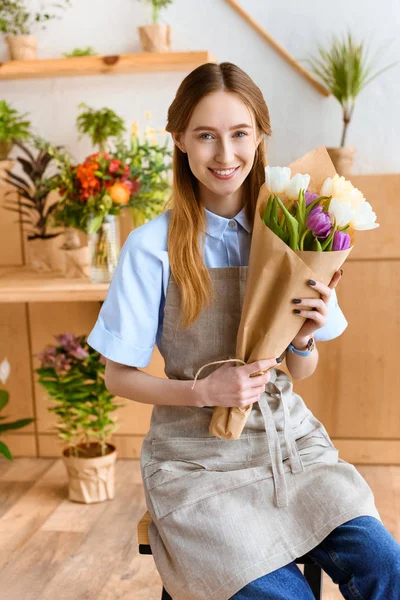 Bela Jovem Florista Segurando Buquê Tulipas Sorrindo Para Câmera — Fotografia de Stock