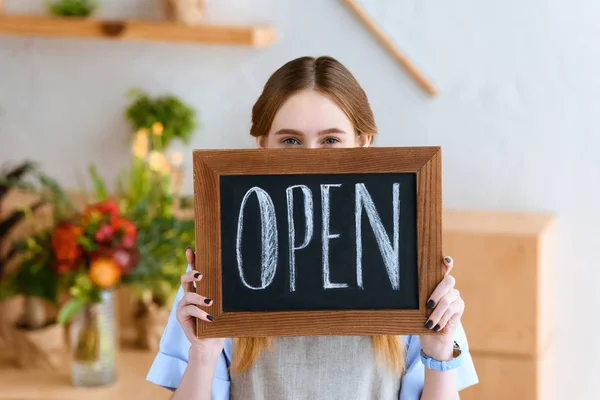 Junge Floristin Hält Schild Offen Und Blickt Blumenladen Die Kamera — Stockfoto