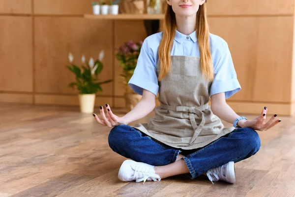 Cropped Shot Smiling Young Florist Apron Sitting Lotus Position Floor — Stock Photo, Image