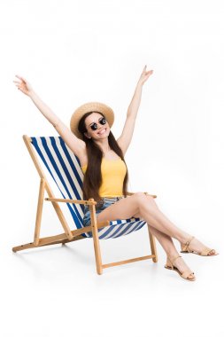 heyecanlı güzel kız beyaz izole beach sandalyeye dinlenme