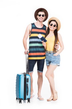 seyahat çantası ile poz turist gülümseyen, üzerinde beyaz izole 