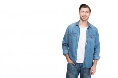 kamera, beyaz izole bakarak denim erkekte gülümseyen genç