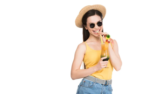 Chica Sonriente Gafas Sol Sombrero Beber Cóctel Aislado Blanco — Foto de stock gratis