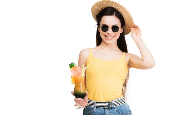 Jonge Vrouw Zonnebril Met Glas Cocktail Glimlachen Geïsoleerd Wit — Stockfoto